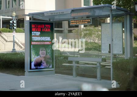 Washington, États-Unis. 13 octobre 2024. 13 octobre 2024, 18th Street et E Street, NW, Washington, DC, États-Unis. Un abri de bus avec une annonce de service public sur le terrorisme du 7 octobre et des otages toujours en captivité plus d'un an plus tard, y compris le plus jeune otage, Kfir Bibas, qui a tourné un an en captivité. (Photo de Robyn Stevens Brody/Sipa USA) crédit : Sipa USA/Alamy Live News Banque D'Images