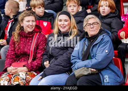 Rotterdam, pays-Bas. 13 octobre 2024. Rotterdam - fans lors du match opposant Feyenoord V1 contre AZ V1 à Nieuw Varkenoord le 13 octobre 2024 à Rotterdam, pays-Bas. Crédit : Box to Box Pictures/Alamy Live News Banque D'Images