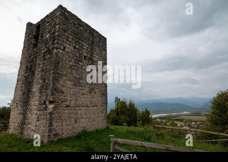 La tour en pierre du château médiéval de Solimbergo. Ces ruines sont au sommet d'une colline avec une vue magnifique sur la ville de Sequals. Banque D'Images