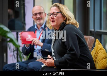 Veranstaltung von Save the Children Deutschland und der Impfallianz Gavi zum Thema Impfgerechtigkeit und gleiche Startchancen am 14.10.2024 à Berlin. Foto v.l. : Florian Westphal, Geschaeftsfuehrer und Vorstandsvorsitzender von Save the Children Deutschland Bundesentwicklungsministerin Svenja Schulze SPD Die Veranstaltung fand im Rahmen der Fachkonferenz Sommet mondial de la santé im Cafe am Neuen Voir état. USAGE ÉDITORIAL EXCLUSIF *** Evénement organisé par Save the Children Allemagne et l'alliance de vaccination Gavi sur le thème de l'équité vaccinale et de l'égalité des chances de départ le 14 10 2024 à Berlin P Banque D'Images