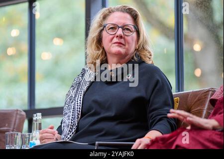 Veranstaltung von Save the Children Deutschland und der Impfallianz Gavi zum Thema Impfgerechtigkeit und gleiche Startchancen am 14.10.2024 à Berlin. Foto : Bundesentwicklungsministerin Svenja Schulze SPD Die Veranstaltung fand im Rahmen der Fachkonferenz Sommet mondial de la santé im Cafe am Neuen Voir état. USAGE ÉDITORIAL SEULEMENT *** Evénement organisé par Save the Children Allemagne et l'alliance de vaccination Gavi sur le thème de l'équité vaccinale et de l'égalité des chances de départ le 14 10 2024 à Berlin photo Ministre fédéral du développement Svenja Schulze SPD L'événement a eu lieu dans le cadre du World Health Banque D'Images