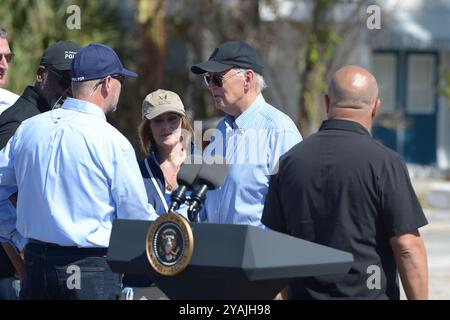 Petersburg, États-Unis. 13 octobre 2024. ST PETE BEACH, FLORIDE - 13 OCTOBRE : le président américain Joe Biden salue les représentants du gouvernement lors d'une visite des dégâts causés par l'ouragan Helene et Milton à St Pete Beach, en Floride. Biden s'est rendu dans la région car elle est confrontée à des ouragans consécutifs qui ont causé d'importants dégâts. (Photo de JL/Sipa USA) crédit : Sipa USA/Alamy Live News Banque D'Images