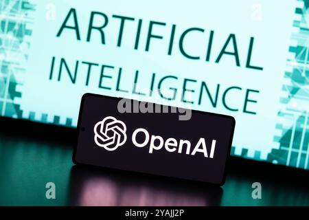 31 août 2024, Paraguay. Dans cette illustration photo, le logo OpenAI est affiché sur un écran de smartphone et en arrière-plan le texte artificiel i. Banque D'Images