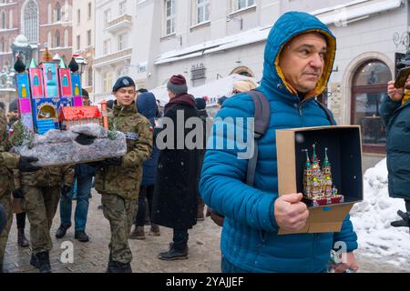 Cracovie, Pologne - 7 décembre 2023 : défilé des Szopki lors du concours annuel de la scène de la Nativité classé par l'UNESCO à Kraków Banque D'Images