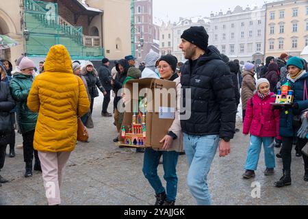 Cracovie, Pologne - 7 décembre 2023 : défilé des Szopki lors du concours annuel de la scène de la Nativité classé par l'UNESCO à Kraków Banque D'Images