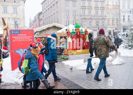 Cracovie, Pologne - 7 décembre 2023 : défilé des Szopki lors du concours annuel de la scène de la Nativité classé par l'UNESCO à Kraków Banque D'Images