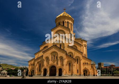 gros plan en regardant la cathédrale de la sainte trinité à tbilissi géorgie avec le ciel bleu et les nuages élevés Banque D'Images