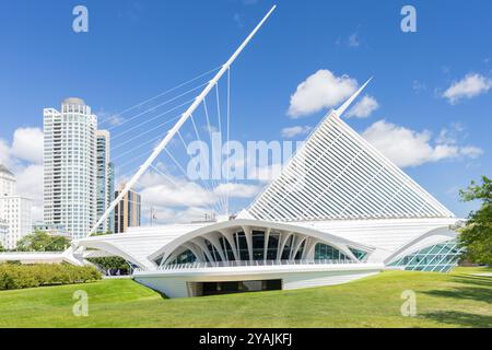 Le Milwaukee Art Museum est situé sur le bord du lac dans le centre-ville de Milwaukee et possède une collection de près de 25 000 œuvres pour les titulaires Banque D'Images