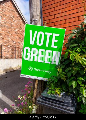 Vote Green affiche produite par le Parti vert britannique devant une maison pendant une campagne électorale britannique. Banque D'Images