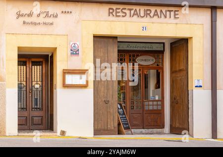 Arta, Espagne ; 24 septembre 2024 : façade principale de l'hôtel boutique et restaurant Jordi d'Arta, dans la ville majorquine d'Arta au lever du soleil Banque D'Images