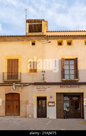 Arta, Espagne ; 24 septembre 2024 : façade principale de l'hôtel boutique et restaurant Jordi d'Arta, dans la ville majorquine d'Arta au lever du soleil Banque D'Images