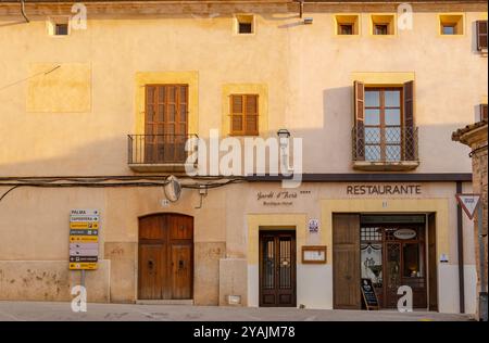 Arta, Espagne ; 24 septembre 2024 : façade principale de l'hôtel boutique et restaurant Jordi d'Arta, dans la ville majorquine d'Arta au lever du soleil Banque D'Images