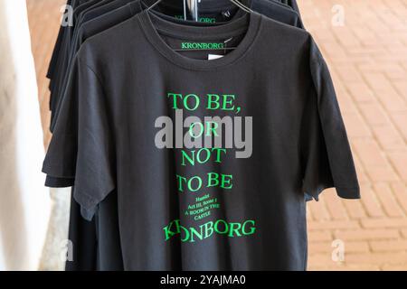 T-shirt souvenir noir avec les mots to be or not to be en anglais. Danemark - Okctober 10, 2024 Banque D'Images