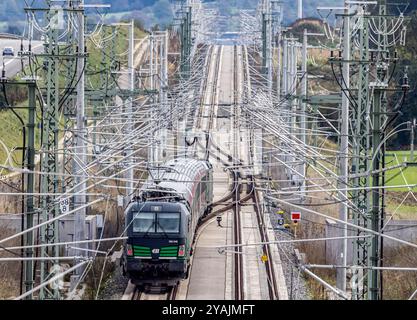 Neubaustrecke der Bahn von Wendlingen nach Ulm. IRE200 auf freier Strecke BEI Weilheim. // 12.10.2003 2024 : Weilheim an der Teck, Bade-Württemberg, Deutschland *** Nouvelle ligne de chemin de fer Wendlingen-Ulm IRE200 sur voie ouverte près de Weilheim 12 10 2024 Weilheim an der Teck, Bade-Württemberg, Allemagne Banque D'Images