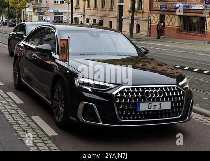 09.10..2024 Sachsen Anhalt Sachsen-Anhalt Halle Saale Limosine Auto Dienstwagen Deutschlands Nummer 1 sa Auto des Bundespräsidenten mit dr Eins 1 als Kennzeichen *** 09 10 2024 Saxe Anhalt Saxe Anhalt Halle Saale voiture officielle voiture de limousine Germanys numéro 1 sa voiture du Président fédéral avec dr Eins 1 comme plaque d'immatriculation Banque D'Images