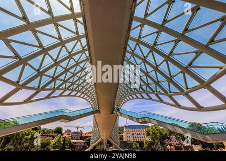 en regardant la verrière et la passerelle piétonne et les escaliers de l'emblématique pont de la paix tbilissi géorgie Banque D'Images