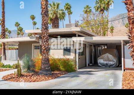 Palm Springs, CA, US-22 mai 2024 : extérieur de la maison mobile de luxe moderne du milieu du siècle dans un quartier de banlieue. Banque D'Images