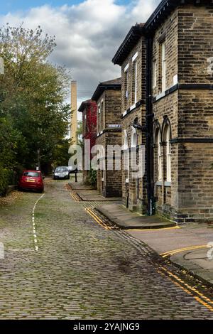 Albert Terrace, du nom du Prince Albert, à Saltaire, Yorks (site du patrimoine mondial). Le village victorien a été construit par Titus Salt pour les ouvriers de moulins. Banque D'Images