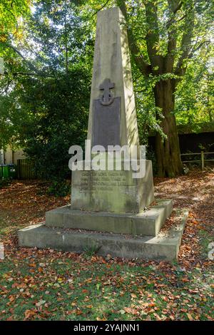 Un mémorial de la première Guerre mondiale (mémorial de l'obélisque) dans les terres de l'église réformée unie Saltaire, Yorks. Il s'agit d'un mémorial classé Grade II (Grade 2). Banque D'Images