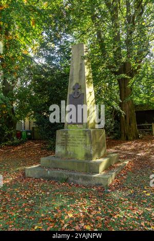 Un mémorial de la première Guerre mondiale (mémorial de l'obélisque) dans les terres de l'église réformée unie Saltaire, Yorks. Il s'agit d'un mémorial classé Grade II (Grade 2). Banque D'Images