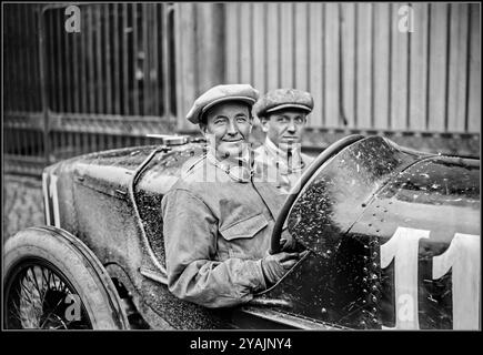 Grand Prix de France 1922 avec Pietro Bordino et copilote dans sa voiture n°11.Bordino faisait partie de l'écurie Fiat aux côtés de son collègue italien Felice Nazzaro, qui allait remporter la course. Les voitures Fiat étaient bien conçues et très compétitives, ce qui leur a permis de surpasser bon nombre de leurs rivales dans la course. Banque D'Images