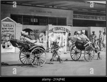 Les rickshaws de la seconde Guerre mondiale sont presque aussi courants en Inde qu'en Chine. Certains des... troupes sont sur leur chemin pour voir `Tarzan's New York Adventure'---en Inde...juillet 1943 en juillet 1943, pendant la seconde Guerre mondiale, des rickshaws, formes de transport courantes en Inde et en Chine, sont vus transporter des troupes dans des rues animées. Ces soldats, stationnés loin de chez eux, trouvent réconfort dans les petits conforts du divertissement. Ils sont en route pour une projection de Tarzan’s New York Adventure, l’une des dernières importations hollywoodiennes, qui a offert une échappatoire aux dures réalités de la guerre. Banque D'Images