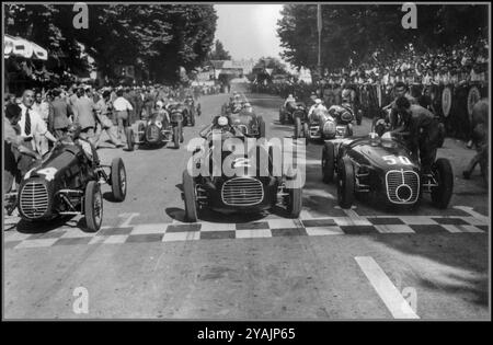 Circuito di Mantova le 13 juin 1948. Au centre se trouve l'entrée n°2, la Ferrari 166 SC s/n 018i de 1948 pilotée par Tazio Nuvolari (n'a pas terminé, il était malade).[1] à sa droite se trouve l'entrée n°50, une Maserati A6GCS, le pilote pourrait être Alberto Ascari ou Luigi Villoresi.[2] sur la gauche se trouve l'entrée n°14, ressemble à une Cisitalia D46/47, il y en avait beaucoup dans cette course. Dans la troisième rangée, à gauche, il semble que l'entrée #26 serait la Ferrari 166 SC s/n 010i de 1948 pilotée par Bruno Sterzi,[3] et à droite, il semble que l'entrée #16 soit la Ferrari 166 SC/500 TR s/n 014i de 1948 pilotée par Giampiero Bianchetti.[4] Banque D'Images