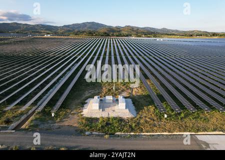 Tir de drone de ferme solaire, échelle utilitaire Banque D'Images