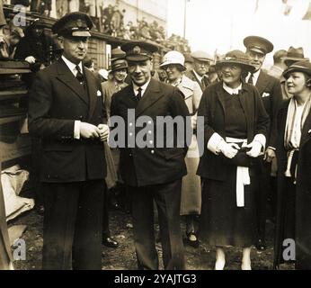 PHOTOS D'ANTAN - géré par PPL PHOTO AGENCY - COPYRIGHT RÉSERVÉ Coupe de l'America 1934 : Thomas (TOM) Sopwith (à gauche) avec le capitaine Williams, Banque D'Images