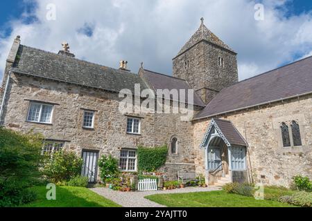 Le prieuré historique de Penmon (également le prieuré de St Seiriol) sur l'île d'Anglesey dans le nord du Pays de Galles. Banque D'Images
