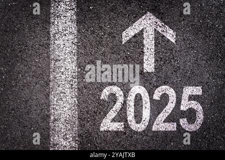 Direction 2025 écrit sur fond de route asphaltée, illustration d'objectif d'affaires du nouvel an Banque D'Images