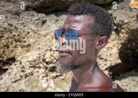 Ali, homme du district de Galu, près de la plage de Diani, Mombasa, Kenya, Afrique Banque D'Images