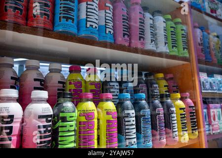 Porte-clés Energy Drink Prime en vente dans un magasin le 29 juillet 2024 à Londres, Royaume-Uni. Prime est une gamme de boissons pour sportifs, de mélanges de boissons et de boissons énergisantes créée et commercialisée par Prime Hydration, LLC. La marque est promue et partiellement détenue par Logan Paul et KSI. Banque D'Images