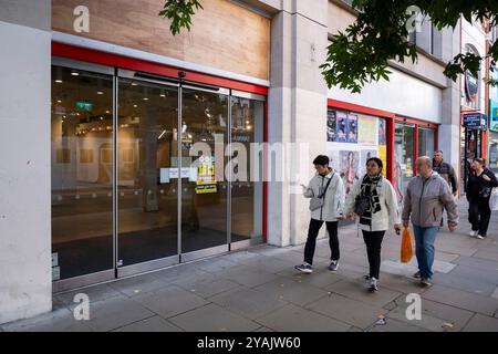 Espace commercial vide sur Oxford Street le 7 octobre 2024 à Londres, Royaume-Uni. Les choses ont été difficiles pour les entreprises au cours des dernières années avec la crise actuelle du coût de la vie et les pressions financières croissantes sur le coût des biens, dans lesquelles les prix de nombreux biens essentiels au Royaume-Uni ont commencé à augmenter plus rapidement que les revenus des ménages, ce qui a entraîné une chute des revenus réels. Cela est dû en partie à une hausse de l'inflation au Royaume-Uni, ainsi qu'à l'impact économique des questions étrangères. Banque D'Images