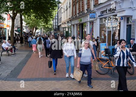 Les gens et les visiteurs sur la zone commerçante le long de New Street le 13 août 2024 à Birmingham, Royaume-Uni. Banque D'Images