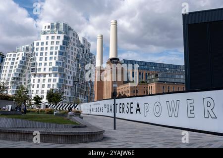 Palissade entourant une zone en développement à la centrale électrique de Battersea qui est maintenant ouverte au public après son réaménagement le 29 août 2024 à Londres, Royaume-Uni. Battersea Power Station est une centrale au charbon déclassée située sur la rive sud de la Tamise, à Nine Elms, Battersea. Le développement, qui est à la fois résidentiel et commercial, a vu le bâtiment emblématique transformé en une destination pour les Londoniens à visiter pour le shopping, les bars, les restaurants et les lieux de loisirs. Banque D'Images