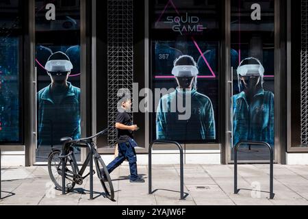 Affiche publicitaire pour Netflix Squid Game Virtuals de Sandbox VR le 29 juillet 2024 à Londres, Royaume-Uni. Sandbox est une expérience VR pour des groupes de personnes où les joueurs peuvent interagir les uns avec les autres à l’intérieur de l’espace. Banque D'Images