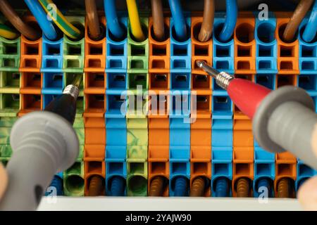 Sondes de multimètre testant les borniers électriques Banque D'Images