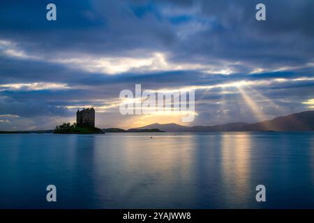 Castle Stalker est une tour médiévale située sur un petit îlot rocheux à l'embouchure du Loch Laich. Banque D'Images