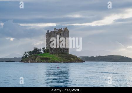 Castle Stalker est une tour médiévale située sur un petit îlot rocheux à l'embouchure du Loch Laich. Banque D'Images