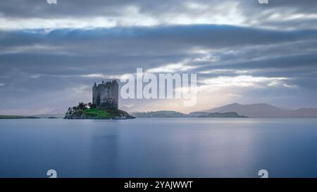 Castle Stalker est une tour médiévale située sur un petit îlot rocheux à l'embouchure du Loch Laich. Banque D'Images