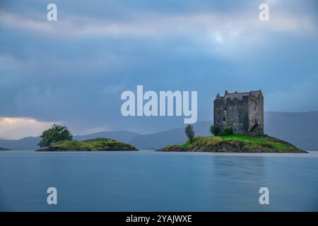 Castle Stalker est une tour médiévale située sur un petit îlot rocheux à l'embouchure du Loch Laich. Banque D'Images