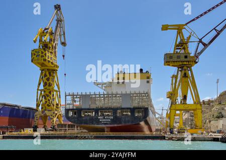 Valette, Malte - 6 août 2023 : grand porte-conteneurs MSC Athos en cale sèche dans le port de la Valette pour réparation et entretien. Banque D'Images