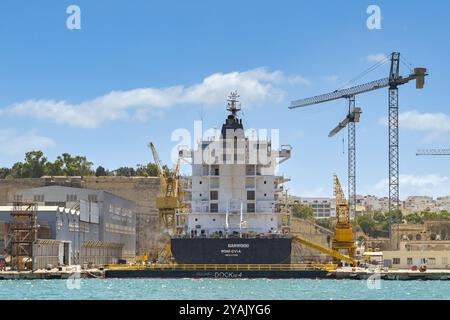 La Valette, Malte - 6 août 2023 : gros navire en cale sèche dans le port de la Valette pour réparation et entretien. Banque D'Images