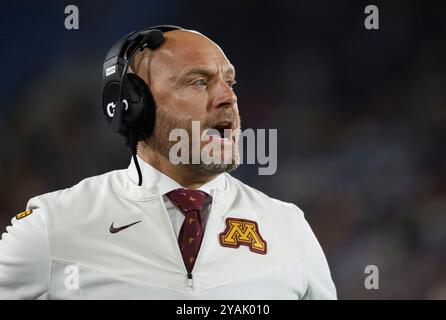 12 octobre 2024 L'entraîneur-chef des Golden Gophers du Minnesota P.J. Fleck en action pendant le match contre les Bruins de l'UCLA au Rose Bowl à Pasadena en Californie. Crédit photo obligatoire : Charles Baus/CSM Banque D'Images