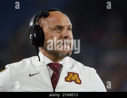 12 octobre 2024 L'entraîneur-chef des Golden Gophers du Minnesota P.J. Fleck en action pendant le match contre les Bruins de l'UCLA au Rose Bowl à Pasadena en Californie. Crédit photo obligatoire : Charles Baus/CSM Banque D'Images