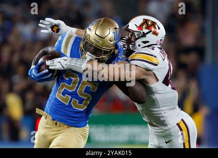 12 octobre 2024 UCLA Bruins Running back T.J. Harden (25) porte le ballon et est attaqué par le linebacker des Golden Gophers du Minnesota Cody Lindenberg (45) lors du match contre les Golden Gophers du Minnesota au Rose Bowl à Pasadena en Californie. Crédit photo obligatoire : Charles Baus/CSM Banque D'Images