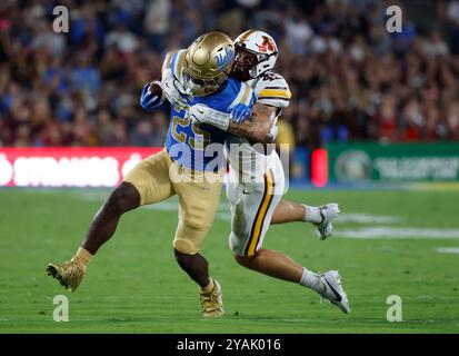 12 octobre 2024 UCLA Bruins Running back T.J. Harden (25) porte le ballon et est attaqué par le linebacker des Golden Gophers du Minnesota Cody Lindenberg (45) lors du match contre les Golden Gophers du Minnesota au Rose Bowl à Pasadena en Californie. Crédit photo obligatoire : Charles Baus/CSM Banque D'Images