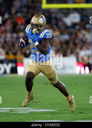 12 octobre 2024 UCLA Bruins Running Back T.J. Harden (25) porte le ballon pendant le match contre les Golden Gophers du Minnesota au Rose Bowl à Pasadena en Californie. Crédit photo obligatoire : Charles Baus/CSM Banque D'Images