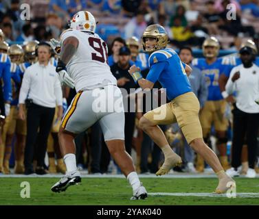 12 octobre 2024 le quarterback des Bruins de l'UCLA, Ethan Garbers (4), porte le ballon pendant le match contre les Golden Gophers du Minnesota au Rose Bowl à Pasadena en Californie. Crédit photo obligatoire : Charles Baus/CSM Banque D'Images